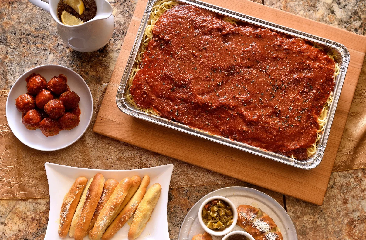 Spaghetti tray with meatballs and breadsticks